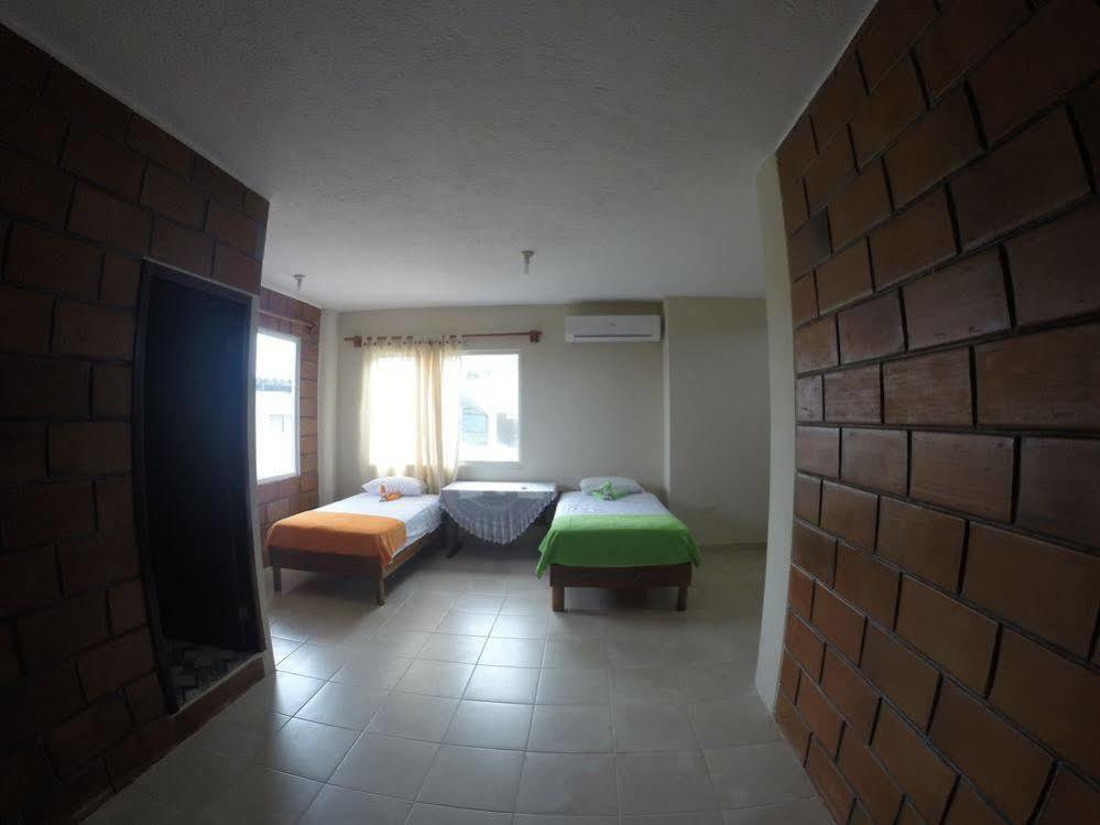 פוארטו בקריסו מורנו Hostal Cattleya מראה חיצוני תמונה